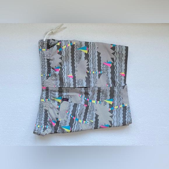 CHUBBIES 5.5” INSEAM SWIM TRUNKS SAILBOAT GRAY AND NEON - Picture 3 of 5